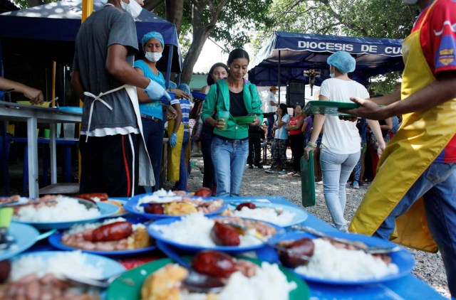 Venezuelans receive a plate of food at a dining facility organised by Caritas and the Catholic church, in Cucuta, Colombia February 21, 2018. Picture taken February 21, 2018. REUTERS/Carlos Eduardo Ramirez