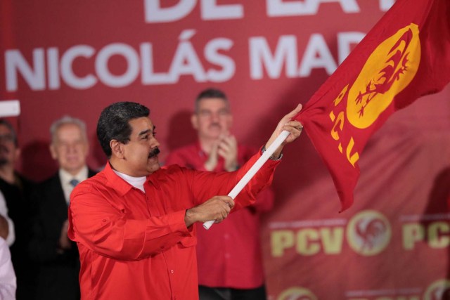 El presidente de Venezuela, Nicolás Maduro, asiste a una reunión con el Partido Comunista de Venezuela (PCV) en Caracas, Venezuela el 26 de febrero de 2018. Palacio de Miraflores / Folleto a través de EDITORES DE ATENCIÓN DE REUTERS - ESTA FOTO FUE PROPORCIONADA POR UN TERCERO