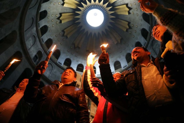 Worshippers hold candles during a visit to the Church of the Holy Sepulchre, in Jerusalem's Old City, February 28, 2018. REUTERS/Ammar Awad