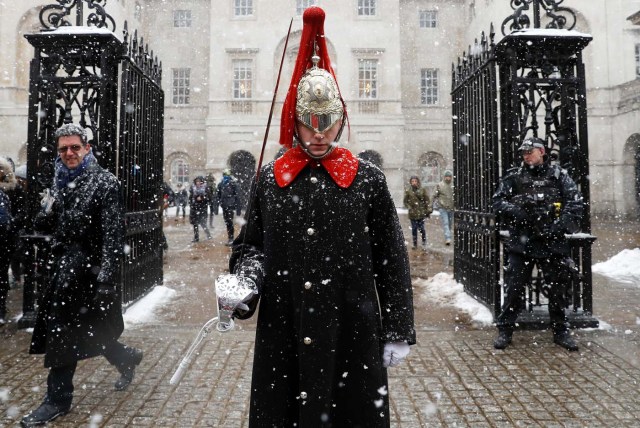 A guardsman stands on duty in the snow at Horse Guards Parade in London, February 28, 2018. REUTERS/Peter Nicholls