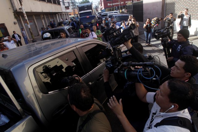 Camarógrafos y fotógrafos rodean un camión que se cree transporta a la ex primera dama Rosa Elena Bonilla al llegar a las instalaciones de la Agencia Técnica de Investigación Criminal (ATIC) en Tegucigalpa, Honduras el 28 de febrero de 2018. REUTERS / Jorge Cabrera