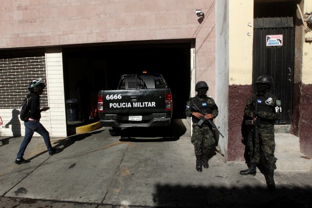 La policía militar custodia las instalaciones de la Agencia Técnica de Investigación Criminal (ATIC) después de la llegada de la ex primera dama Rosa Elena Bonilla detenida en Tegucigalpa, Honduras el 28 de febrero de 2018. REUTERS / Jorge Cabrera