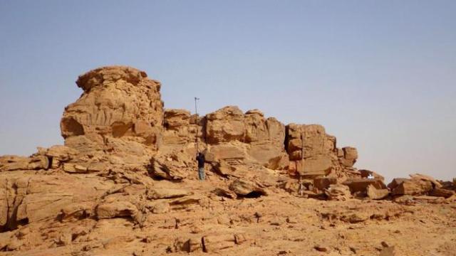 Fotografía facilitada por el Centro Nacional de Investigaciones Científicas (CNRS) de Francia, de las rocas en las que un equipo de arqueólogos franco-saudí han descubierto esculturas esculpidas de dromedarios a tamaño real (EFE)