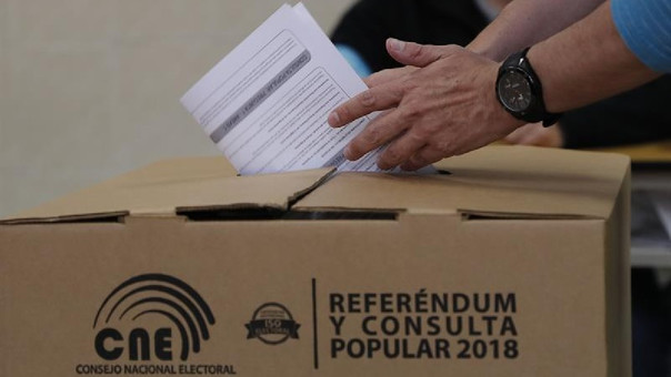 Una persona vota en la consulta popular este domingo 4 en Quito. | Fuente: Foto: EFE