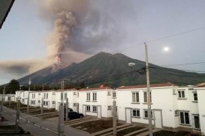 Alerta naranja por nuevas erupciones en el Volcán de Fuego de Guatemala
