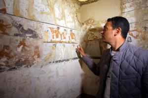 Hallan la tumba de una alta funcionaria de Imperio Antiguo junto a pirámides