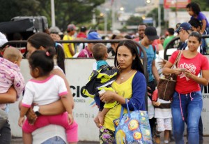 La odisea de los venezolanos que esperan en Cúcuta dinero del exterior