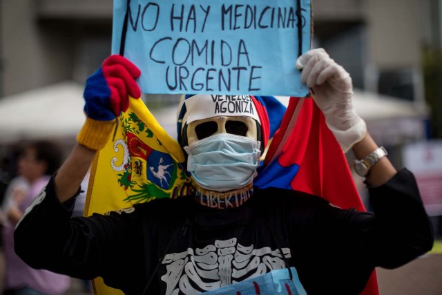ACOMPAÑA CRÓNICA: VENEZUELA CRISIS ** CAR006. CARACAS (VENEZUELA), 08/02/2018.- Una persona despliega un cartel durante una protesta por la escasez de medicinas y tratamientos para la salud hoy, jueves 8 de febrero de 2018, en Caracas (Venezuela). Una plaza del este de Caracas sirvió hoy de escenario para que decenas de enfermos venezolanos expresaran su frustración por la imposibilidad de acceder a los tratamientos médicos que necesitan para seguir con vida y también para informar acerca de la grave crisis sanitaria por la que pasa Venezuela. EFE/MIGUEL GUTIÉRREZ
