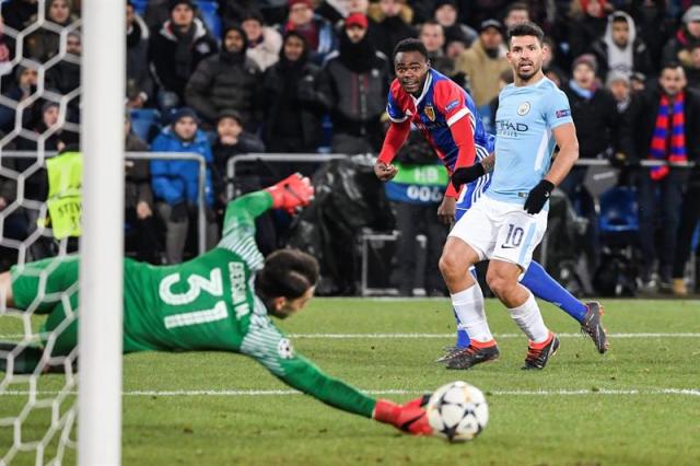  Ederson Moraes (i) Manchester City enfrenta a Dimitri Oberlín (c) de Basilea hoy, martes 13 de febrero de 2018, en un partido de la Liga de Campeones entre FC Basilea y Manchester City en el estadio St. Jakob-Park en Basilea (Suiza). EFE/GEORGIOS KEFALAS