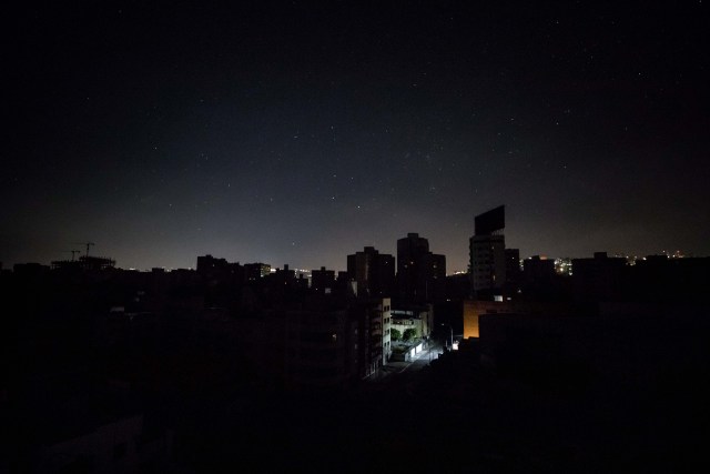 CAR001. CARACAS (VENEZUELA), 14/02/2018.- Vista nocturna del área metropolitana sin electricidad hoy, miércoles 14 febrero de 2018, en Caracas (Venezuela). EFE/Miguel Gutiérrez