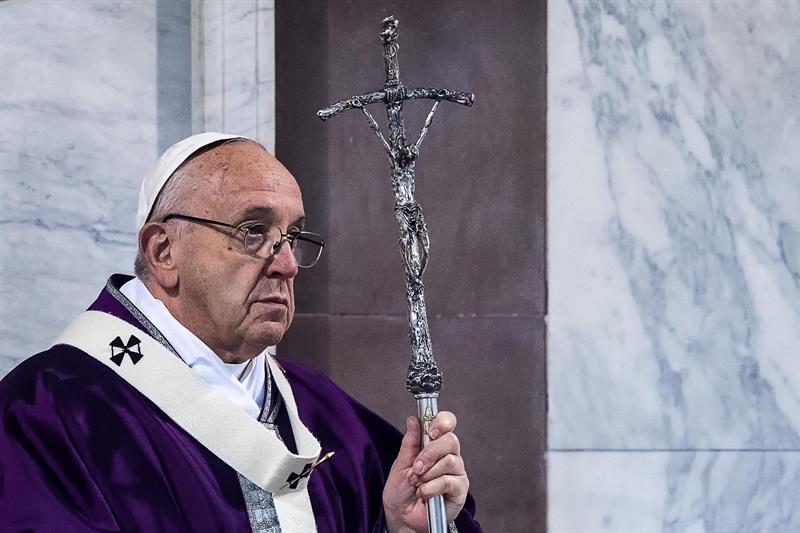 El papa Francisco dice que por salud mental no lee a quienes le acusan de hereje