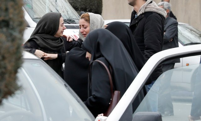 Los familiares de los pasajeros de un vuelo de la aerolínea Aseman de Irán reaccionan mientras se reúnen alrededor de una mezquita en el aeropuerto Mehr-Abad en Teherán, Irán, el 18 de febrero de 2018. Los medios informaron que un avión de Aseman Air se estrelló con alrededor de 60 pasajeros cerca de Semirom, alrededor de la ciudad de Isfahan. Según los informes, todos los pasajeros murieron cuando el avión se estrelló en una región montañosa en su camino desde Teherán a Yassuj en el suroeste de Irán. (Teherán) EFE / EPA / ABEDIN TAHERKENAREH