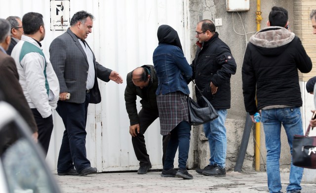 ABD24. Tehran (Iran (islamic Republic Of)), 18/02/2018.- A man (C) is overcome by emotions as a group of relatives of passengers of an Iran Aseman Airline flight gathers around a mosque at the Mehr-Abad airport in Tehran, Iran, 18 February 2018. Media reported that a plane of Aseman Air crashed with around 60 passengers near Semirom, around the city of Isfahan. Reportedly all passengers are feared dead when the plane crashed in a mountainous region on its way from Tehran to Yassuj in South western Iran. (Teherán) EFE/EPA/ABEDIN TAHERKENAREH