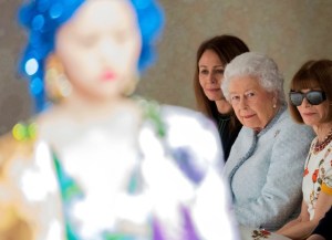 Reina Isabel de Inglaterra apareció de sorpresa en la Semana de la Moda de Londres (Fotos)