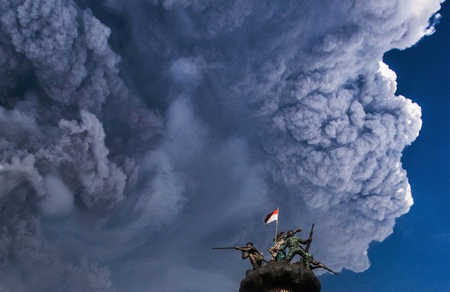 Ash from Mount Sinabung volcano rises to an approximate height of 5,000 meters during an eruption as seen from Brastagi town in Karo, North Sumatra, Indonesia February 19, 2018 in this photo taken by Antara Foto.  Antara Foto/Tibta Peranginangin/ via REUTERS ATTENTION EDITORS - THIS IMAGE WAS PROVIDED BY A THIRD PARTY. MANDATORY CREDIT. INDONESIA OUT.     TPX IMAGES OF THE DAY