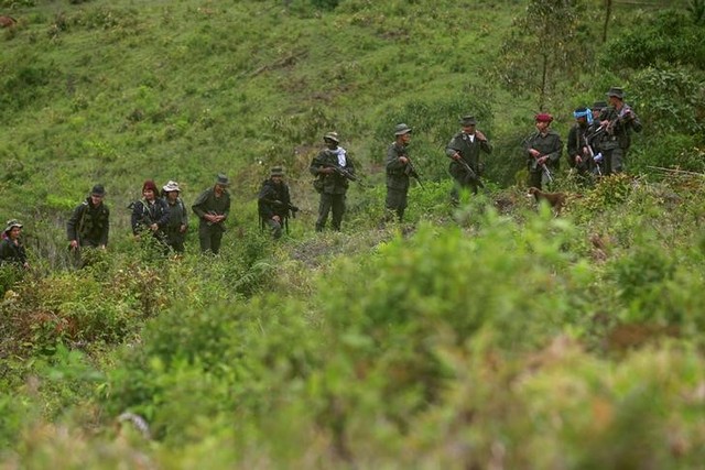 Imagen de archivo de unos integrantes de las Fuerzas Armadas Revolucionarias de Colombia en una patrulla en una montaña, ago 16, 2016. REUTERS/John Vizcaino