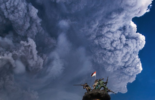 Ash from Mount Sinabung volcano rises to an approximate height of 5,000 meters during an eruption as seen from Brastagi town in Karo, North Sumatra, Indonesia February 19, 2018 in this photo taken by Antara Foto.  Antara Foto/Tibta Peranginangin/ via REUTERS ATTENTION EDITORS - THIS IMAGE WAS PROVIDED BY A THIRD PARTY. MANDATORY CREDIT. INDONESIA OUT.