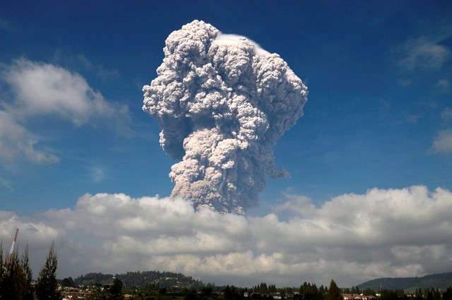Nube de cenizas tras la erupción del Volcán indonesio Sinabung Reuters