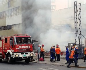 Falla eléctrica genera incendio en la avenida Universidad (Fotos y Video)