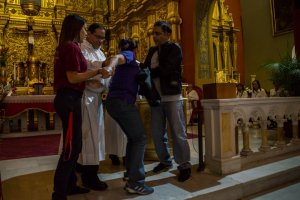 Chavista intentó golpear a sacerdote en plena misa por pronunciarse a favor de la democracia (Video)