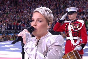 El desagradable descuido de Pink antes de cantar el himno de los EEUU en el Super Bowl LII (video)