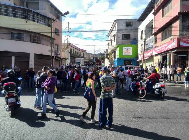 Vecinos del municipio Baruta manifiestan por el aumento arbitrario del pasaje a tres mil. Foto cortesía Twitter 
