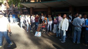 Médicos y personal del hospital Luis Razetti de Barcelona manifestaron para exigir sueldos justos e insumos