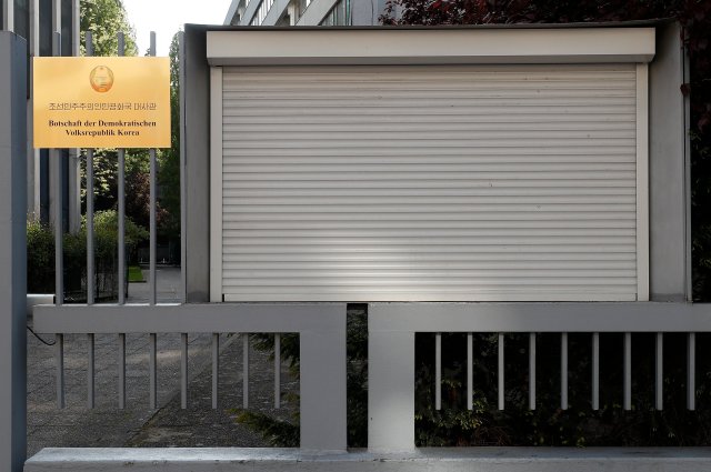 FTB06. Berlin (Germany), 10/05/2017.- (FILE) - The entrance of the North Korean Embassy in Berlin, Germany, 10 May 2017 (reissued 03 February 2018). According to Germany's domestic intelligence service (Bundesamt für Verfassungsschutz, BfV), North Korea allegedly uses its Berlin embassy to source components for its missile program. BfV's head, Hans-Georg Maassen, told public broadcaster NDR that his agency believes North Korea engaged in activities to procure 'dual-use goods' that can be used for both civilian and military purposes. (Alemania) EFE/EPA/FELIPE TRUEBA