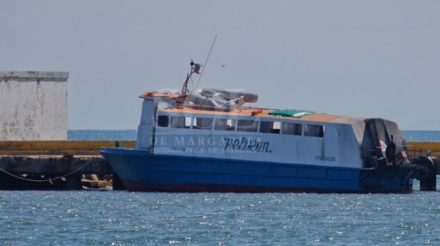 La embarcación “La Caranta”, quedó fuera de servicio luego de chocar el muelle en Puerto La Cruz. / Foto: DANIEL RAMÍREZ | @fotodan42
