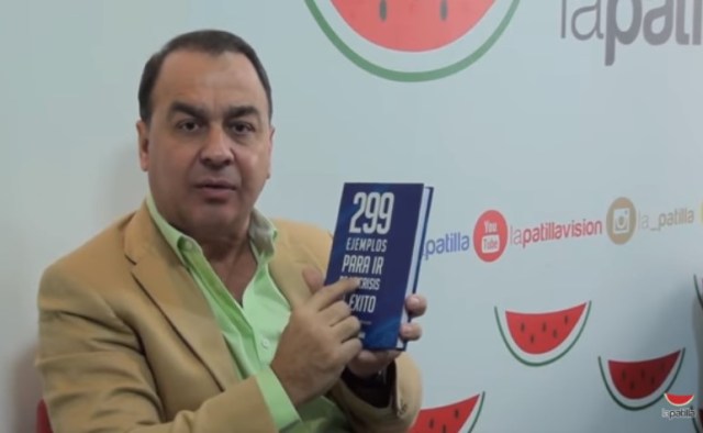 Néstor Rincón y su libro "299 ejemplos para ir de la crisis al éxito" // Foto LaPatilla.com