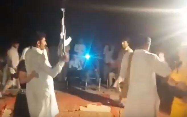 Viral: Quiso felicitar a los novios disparando un  AK-47  al aire y casi mata a los invitados
