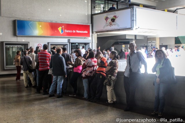 Los venezolanos hacen largas colas para cobrar la pensión (Foto lapatilla.com/Juan Peraza)