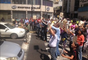 Comando anti motín de la PNB llega a la Av. Urdaneta para disipar protesta de trabajadores #5Feb