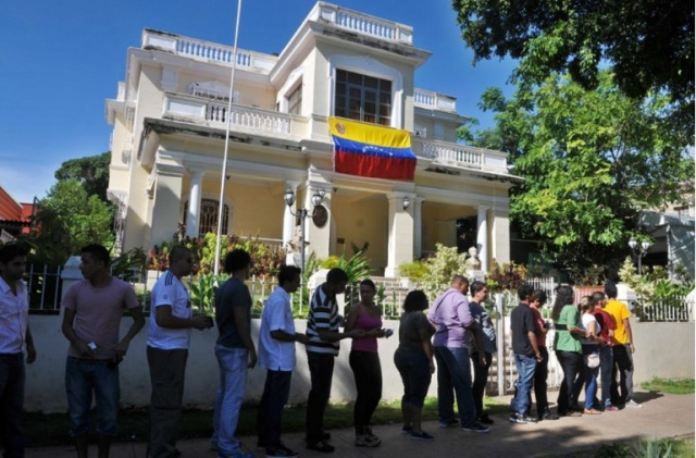 Un grupo de venezolanos residentes en Cuba esperan para entrar al consulado de su país en La Habana durante una jornada de elecciones (Foto: EFE)