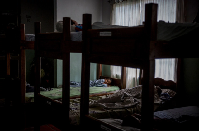 Duermen siesta en el orfanato de Caracas. (Alejandro Cegarra for The Washington Post)