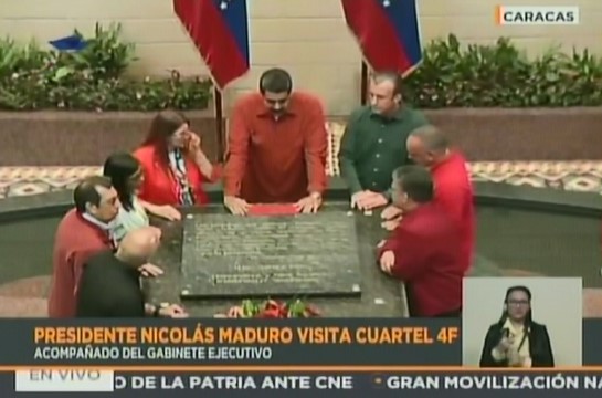AWWW: Maduro & Co. entregan el “plan de gobierno” a la tumba de Chávez antes de ir al CNE