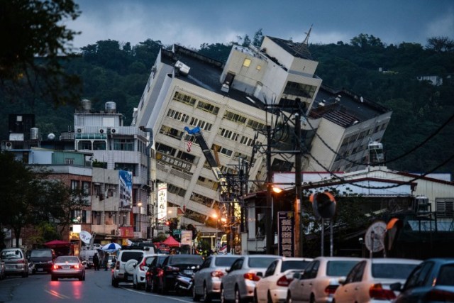 Una vista general muestra el edificio Yun Tsui (parte posterior C) inclinado hacia un lado después de un terremoto durante la noche en la ciudad taiwanesa de Hualien el 7 de febrero de 2018. / AFP PHOTO / Anthony WALLACE