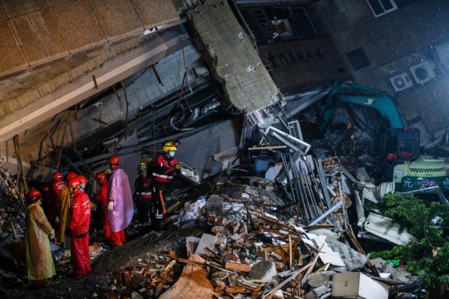 Los equipos de rescate hurgan entre los escombros del edificio Yun Tsui después de un terremoto en la ciudad taiwanesa de Hualien el 7 de febrero de 2018. / AFP PHOTO / Anthony WALLACE