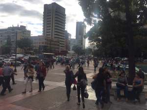 Caraqueños a pie por la avenida Francisco de Miranda tras apagón #6Feb (Fotos)