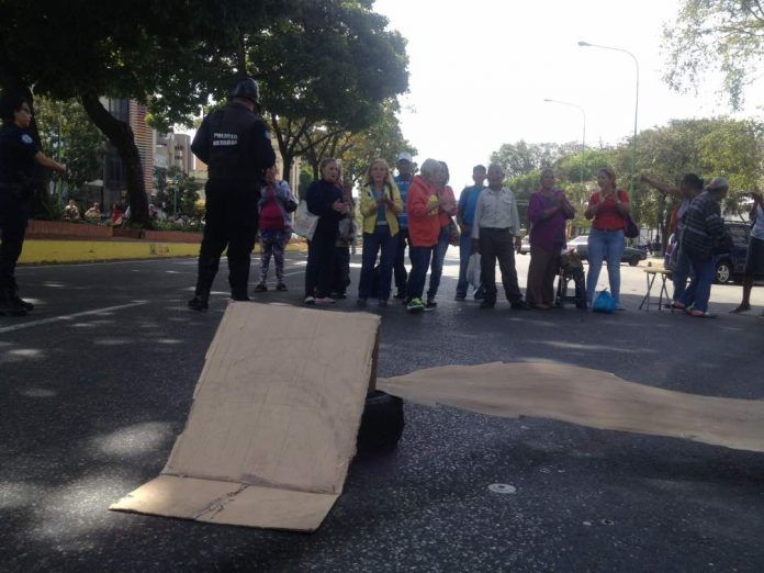 Abuelos protestan después de pasar tres días en cola para cobrar pensión en Valencia