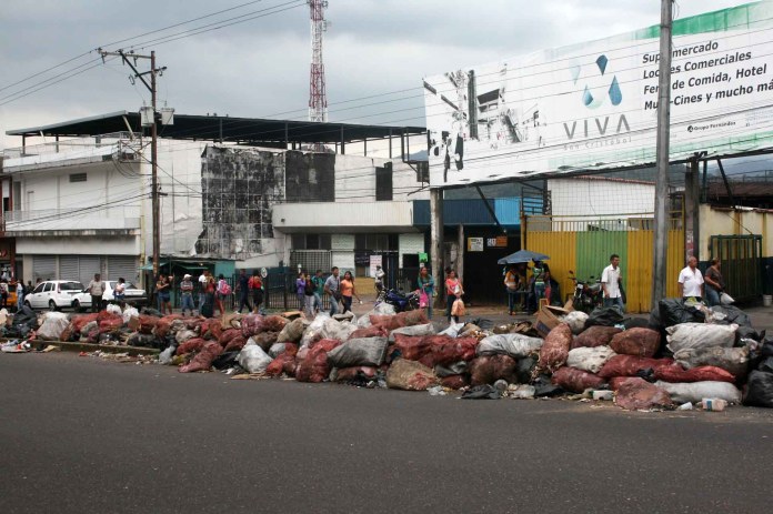 Basura en las calles hizo que San Cristóbal se disfrazara de “mugrienta”