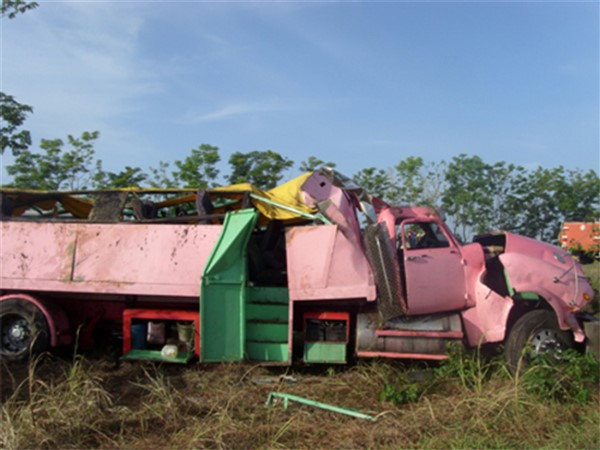Tres mujeres muertas y 21 heridos en Cuba al volcar un camión de pasajeros