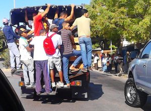 “Estamos así por este *!¿@ Gobierno”: Carabobeños se trasladan en camiones por falta de autobuses