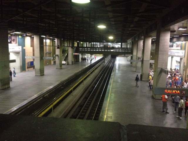 Cerrada estación del Metro Plaza Venezuela (Foto Steffany Caravajal / lapatilla)