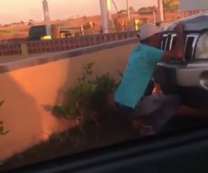 ¡Identifícalo! “Habilidoso” ladrón se lleva la batería de una camioneta en Maturín (VIDEO)