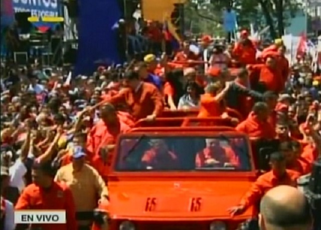 Diosdado maneja un carrote rojo rojito con Maduro y Cilia como pasajeros