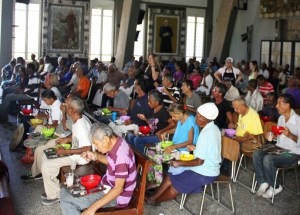 Misa con comida para niños y abuelitos, una iniciativa semanal a la orden de los más necesitados