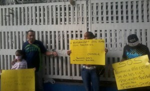 Familiares se encadenan al JM de los Ríos y exigen al Gobierno proveer medicinas a los niños