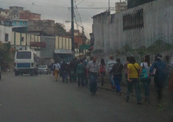 Retraso en el Metro y falta de transporte genera caos en Caracas #16Feb (fotos)