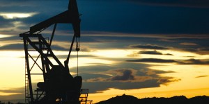 Precios del petróleo tocan mínimos en varias semanas por temores a creciente oferta